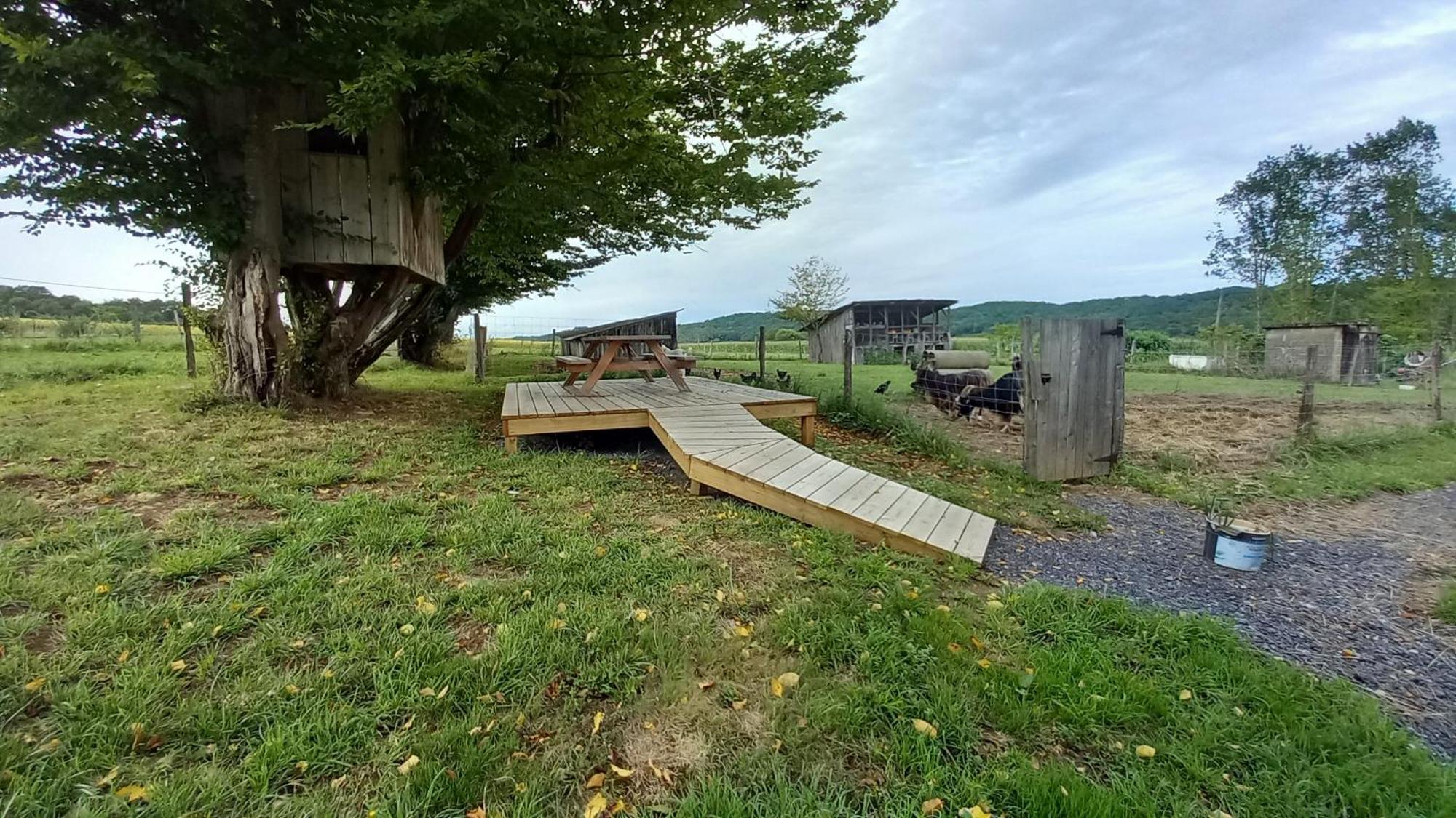 Gite A La Ferme Bassillon-Vauze Exterior photo